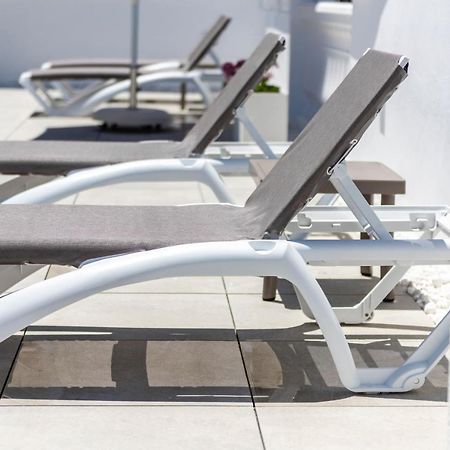 Apartamentos Toboso Plaza เนร์คา ภายนอก รูปภาพ A sunlounger