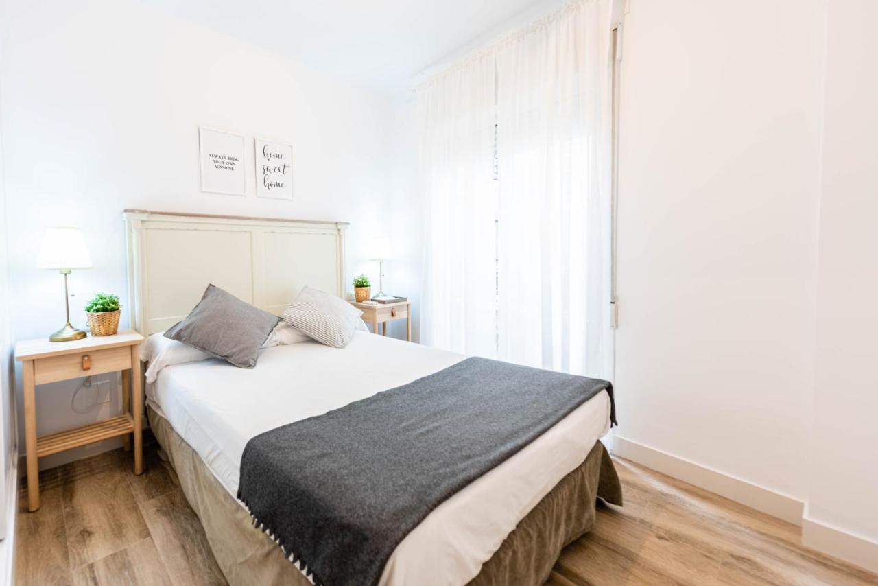 Apartamentos Toboso Plaza เนร์คา ภายนอก รูปภาพ A bedroom