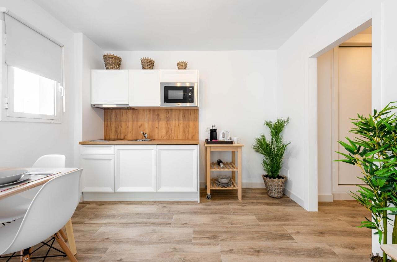 Apartamentos Toboso Plaza เนร์คา ภายนอก รูปภาพ A typical studio apartment
