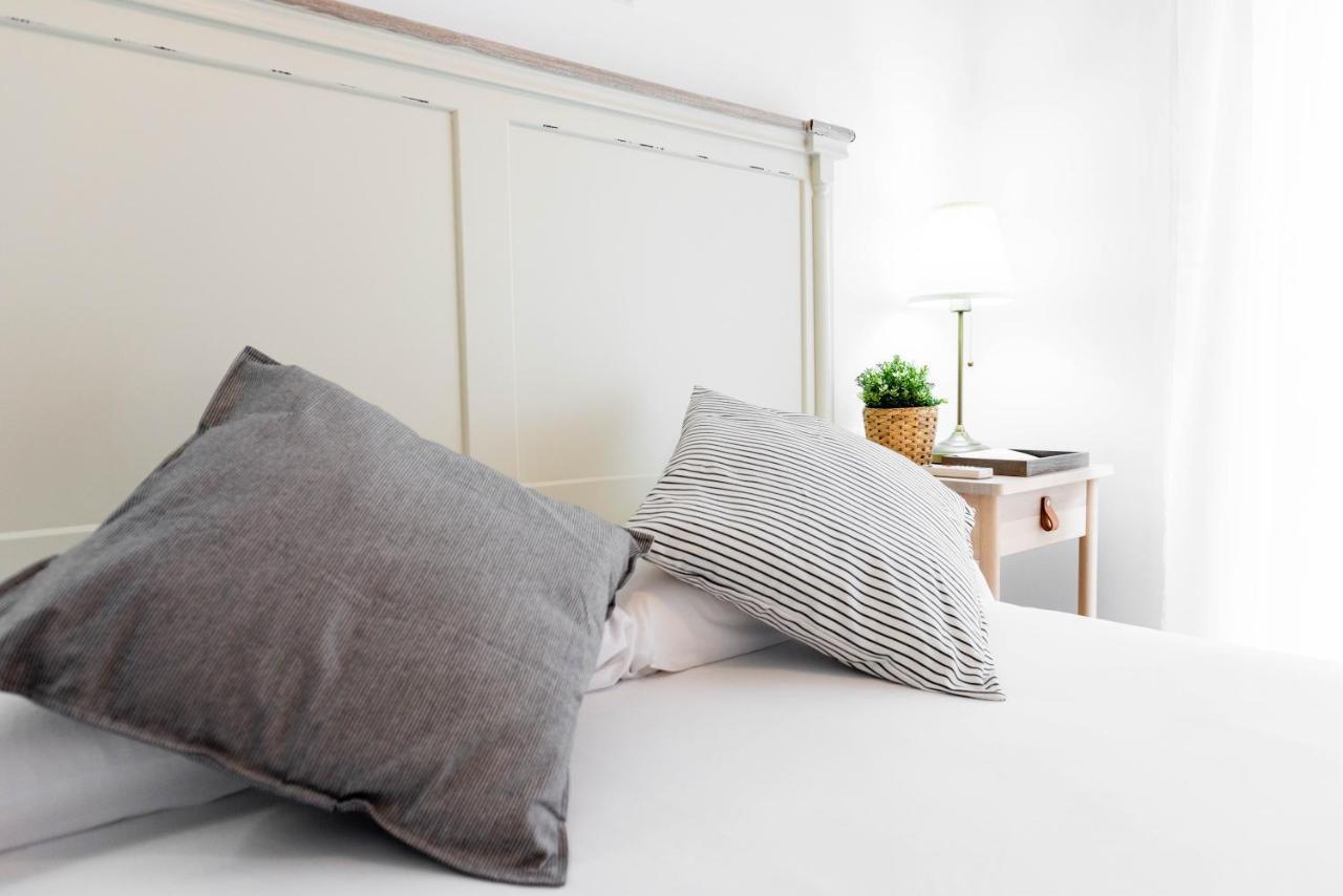 Apartamentos Toboso Plaza เนร์คา ภายนอก รูปภาพ Pillows on a bed