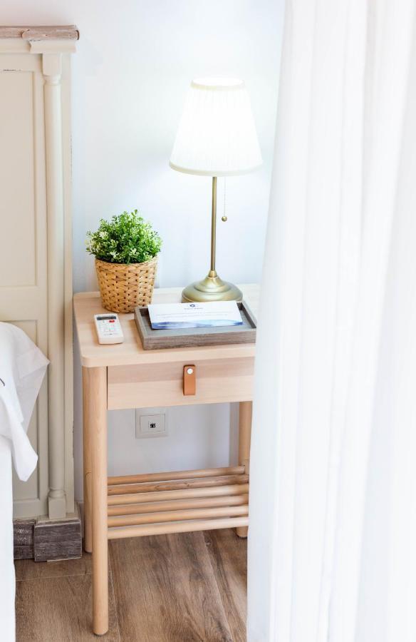 Apartamentos Toboso Plaza เนร์คา ภายนอก รูปภาพ A bedside table