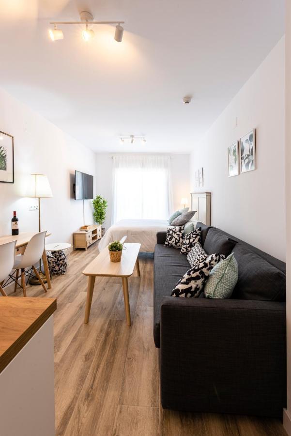 Apartamentos Toboso Plaza เนร์คา ภายนอก รูปภาพ A typical apartment at the complex