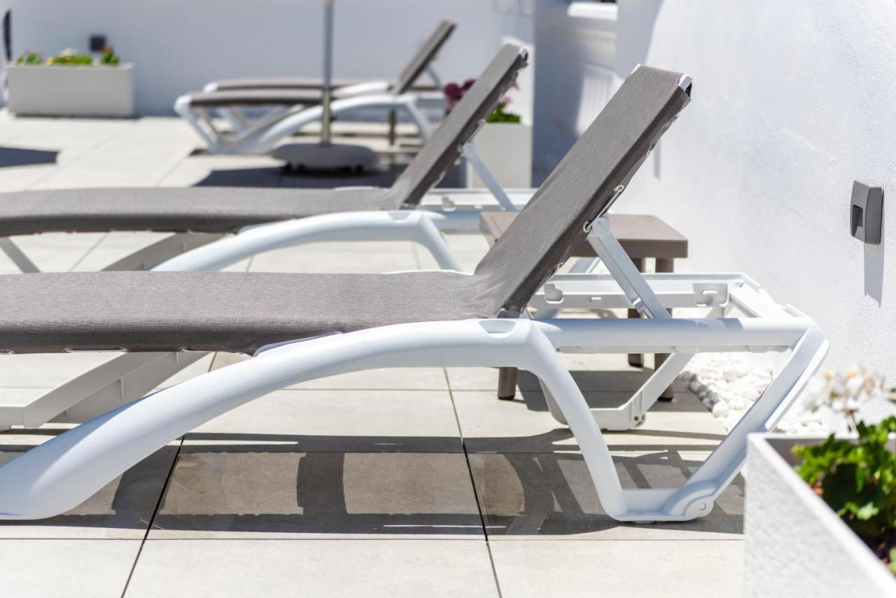 Apartamentos Toboso Plaza เนร์คา ภายนอก รูปภาพ A sunlounger