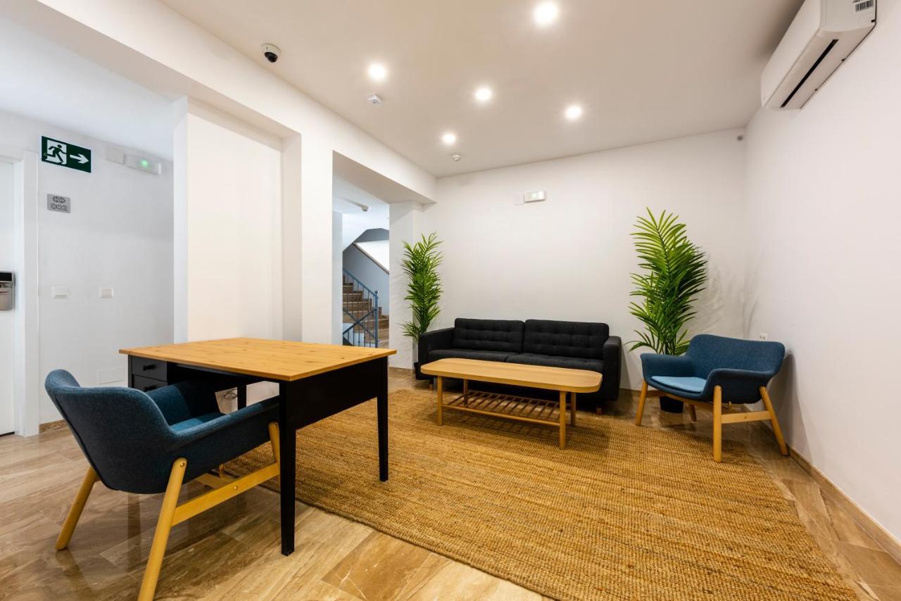 Apartamentos Toboso Plaza เนร์คา ภายนอก รูปภาพ The lobby of the library