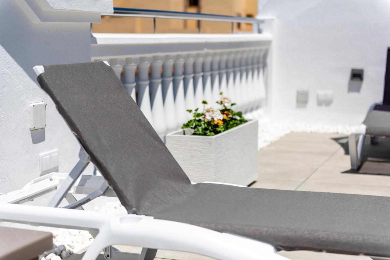 Apartamentos Toboso Plaza เนร์คา ภายนอก รูปภาพ A sunlounger