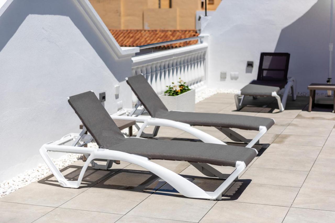 Apartamentos Toboso Plaza เนร์คา ภายนอก รูปภาพ A pair of chaise longues